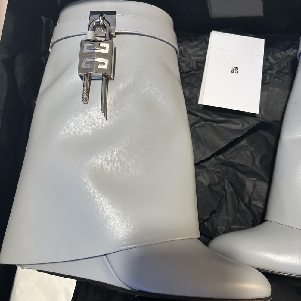 Stylish Gray Leather Boots with Buckle - Picture 3 of 5